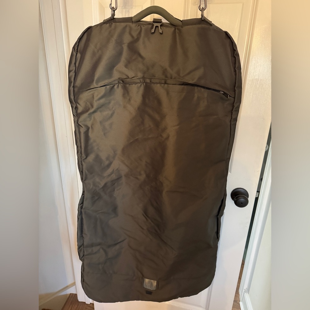 Briggs & Riley Travelware Transcend Bi-fold Garment Bag - Picture 3 of 14